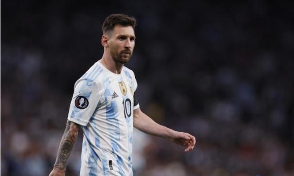 王艳晒19岁儿子，球球暑期狂健身大变样，长成180倒三角肌肉型男